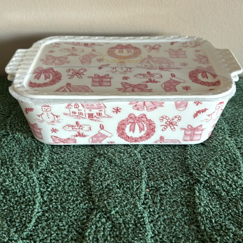 Grace Pantry Holiday Oven Safe Lidded Baker Dish North Pole Red Ivory NEW